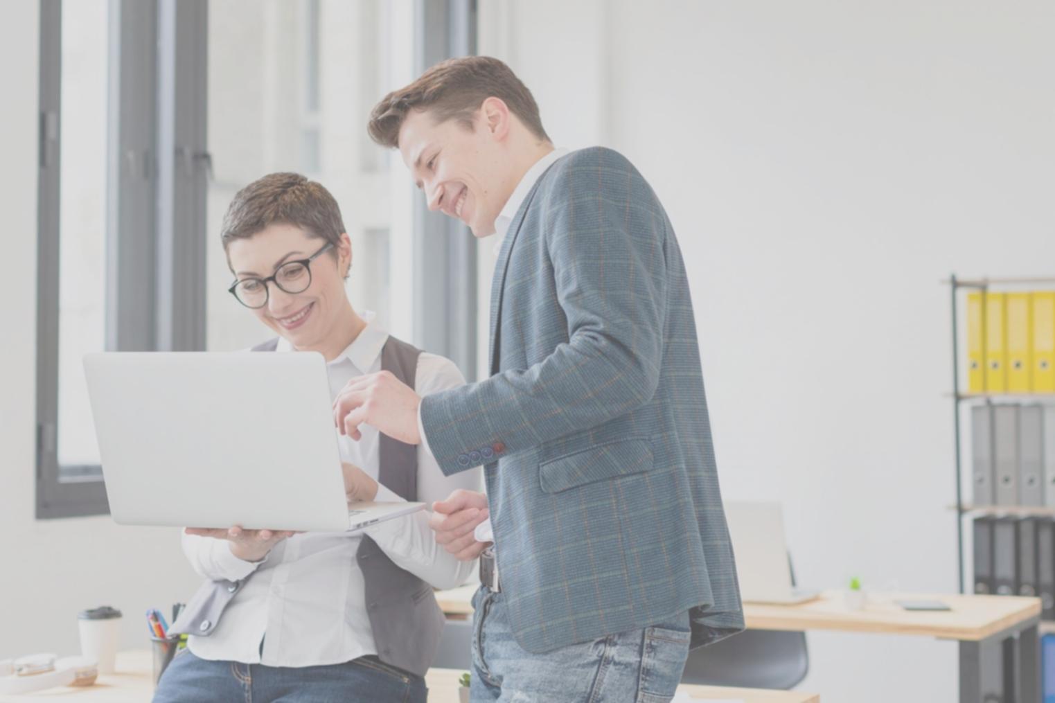 Teilnehmer arbeiten gemeinsam an Budgetplanungen