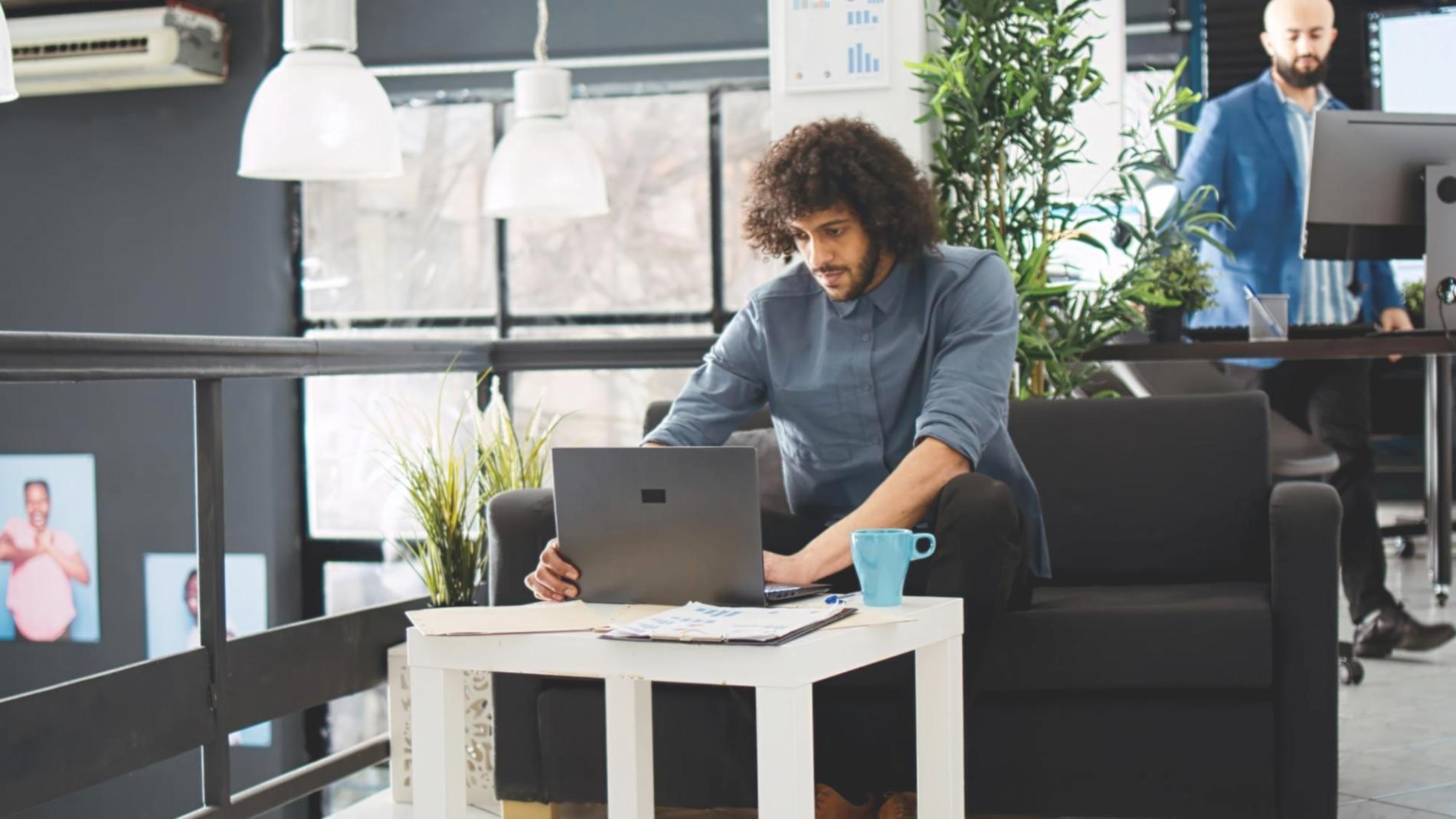 Strukturierte Finanzplanung mit Dokumenten und Taschenrechner